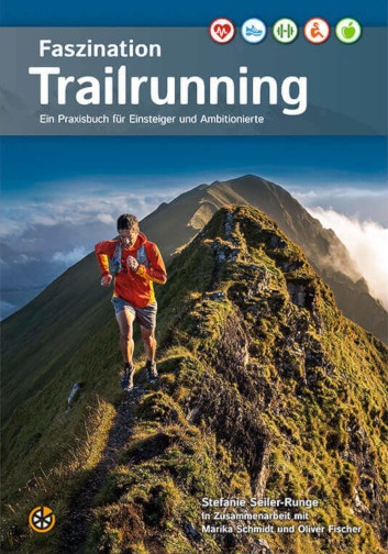 Faszination Trailrunning, Buch mit Läufer, der auf einem grünen Berggrad entlangläuft.