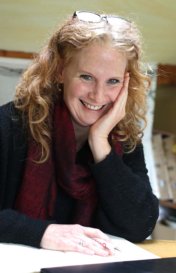 Autorin Stefanie D. Seiler am Schreibtisch