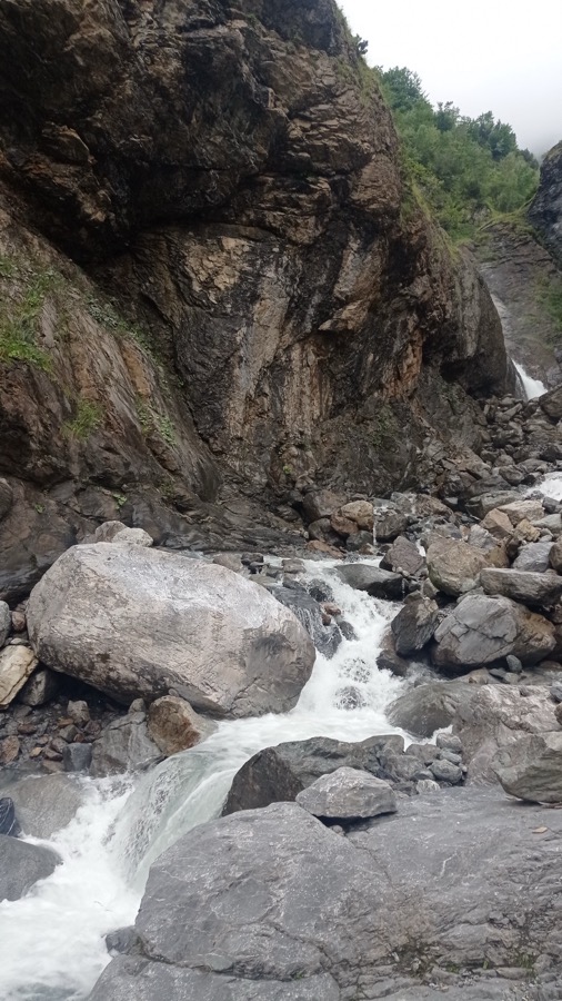 Ein Bachlauf in den Alpen, schäumendes Wasser